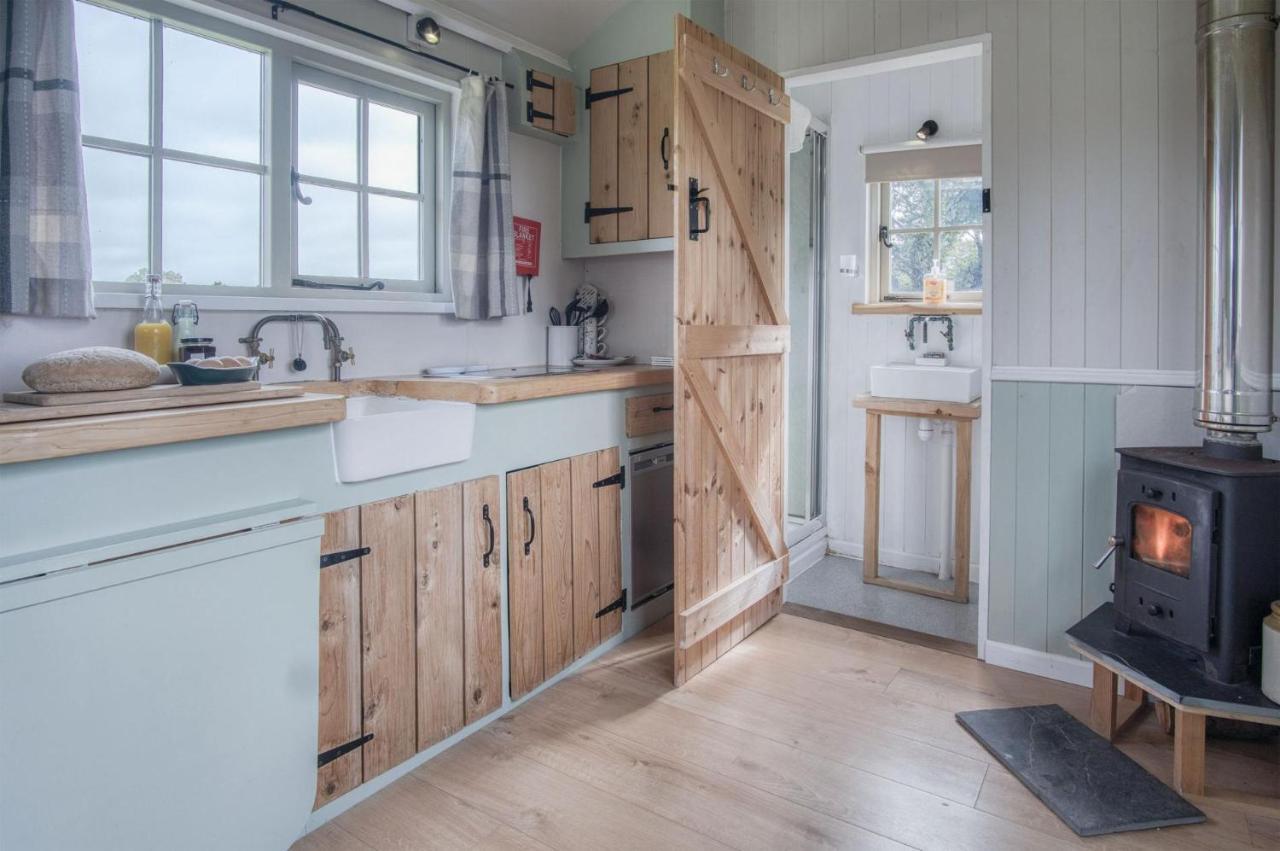 Haven View - 1 Bedroom Shepherds Hut - St Ishmaels Saint Ishmaels  Kültér fotó
